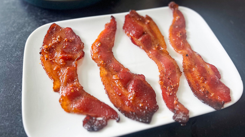  tranches de bacon sur assiette