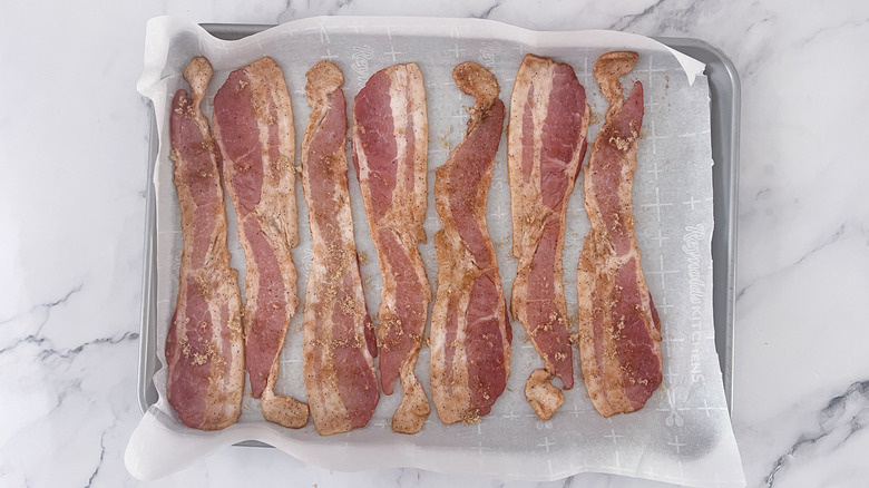   tranches de bacon sur une plaque à pâtisserie