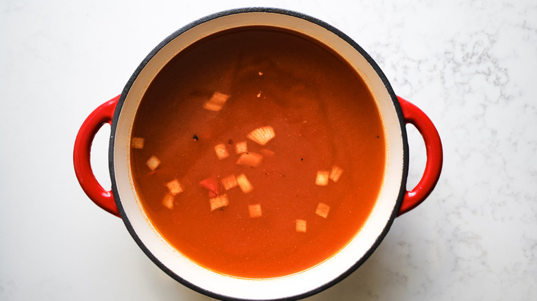   鍋に砕いたトマトのスープ
