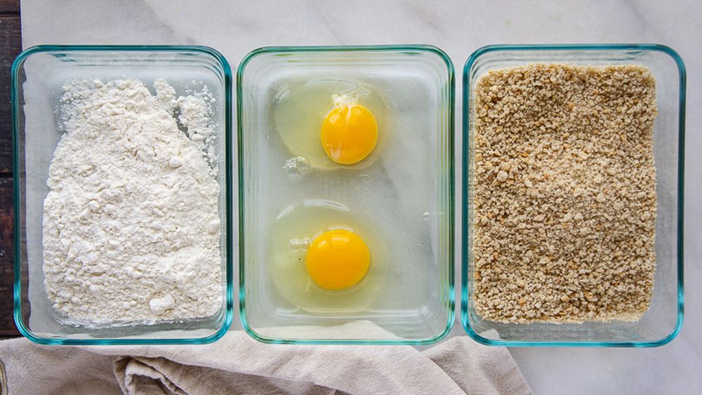 mangkuk tepung, telur, dan remah roti