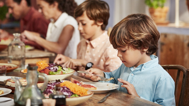 Trend TikTok „Boy Dinner” podkreśla zabawny brak warzyw