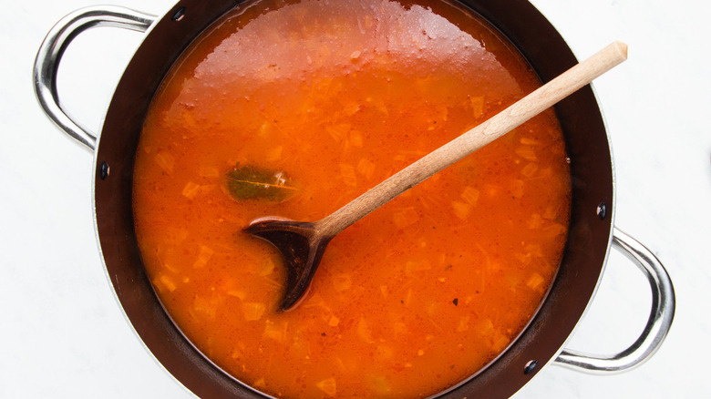   鍋に入ったスープ