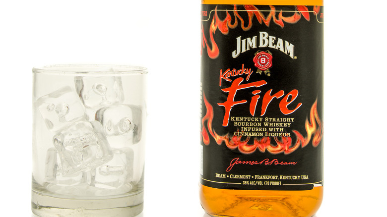   グラスとボトル Jim Beam Kentucky Fire
