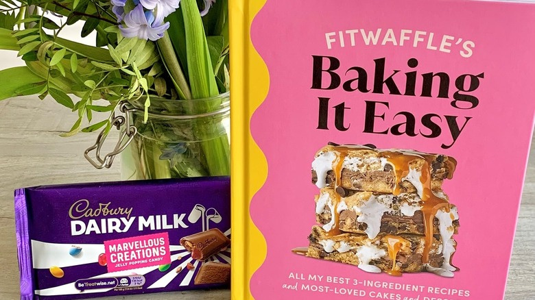   Książka Baking It Easy z kwiatami i czekoladą