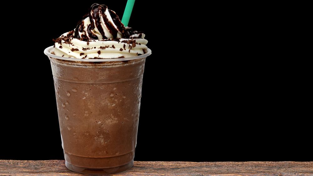 Frappuccino Starbucks z czarnym tłem