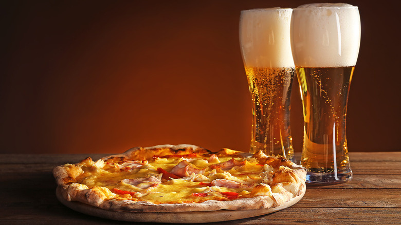  Pizza dengan dua gelas bir