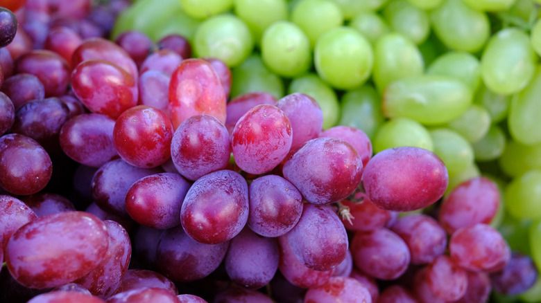 czerwone i białe winogrona