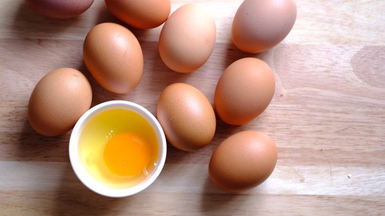 Безопасно ли есть пятно крови в яйцах?