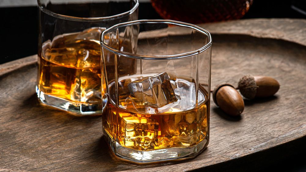 deux verres de bourbon avec fond de bois