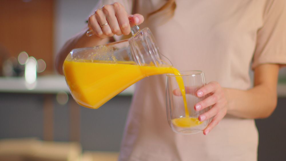 Versare il succo d'arancia