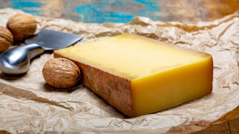 グリュイエールチーズとは何ですか？また、どのような味がしますか？
