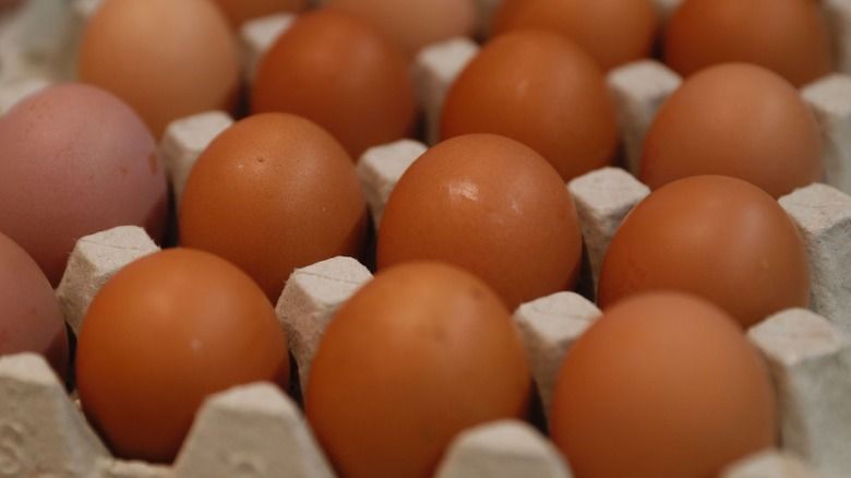 अंडी सहसा त्यांच्या कालबाह्य होण्याच्या तारखेपासून चांगली असतात
