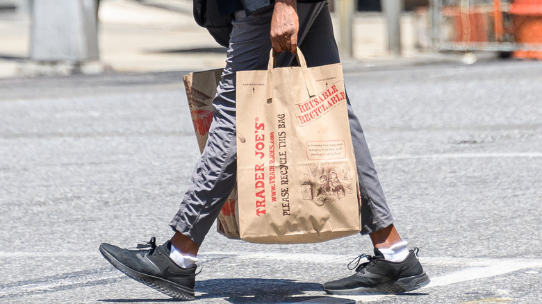  トレーダー・ジョー's customer holding grocery bag