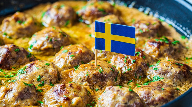   Szwedzkie klopsiki i sos na niebieskiej patelni