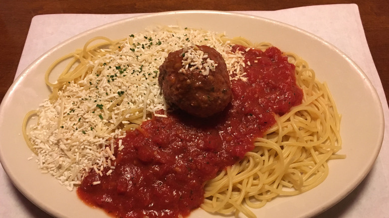   Talerz spaghetti z dwoma sosami