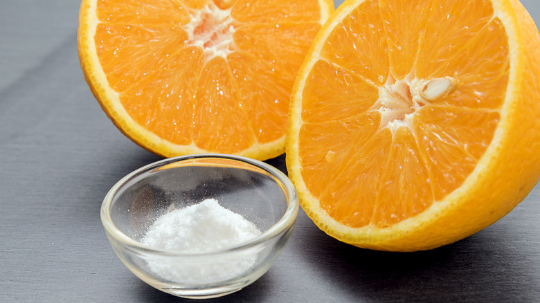  アスコルビン酸パウダーとオレンジ