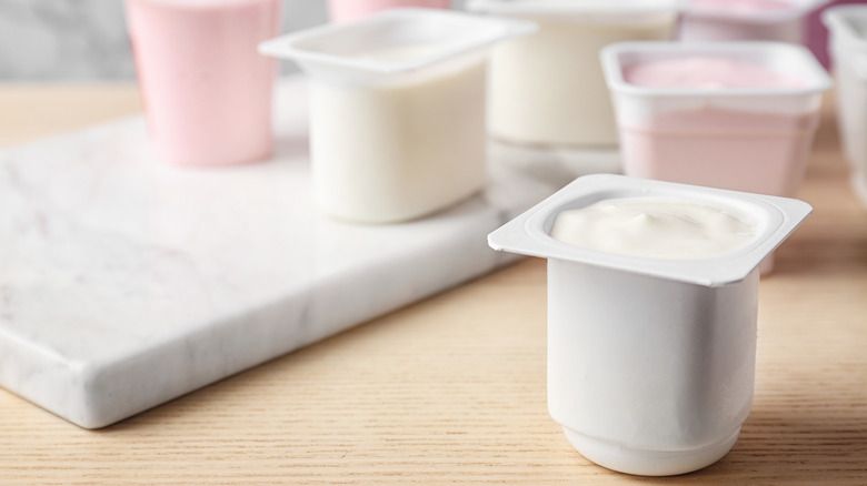 plastična čaša običnog jogurta