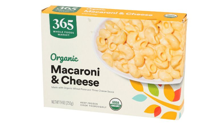 pudełko pełnych produktów spożywczych 365 makaronów i serów