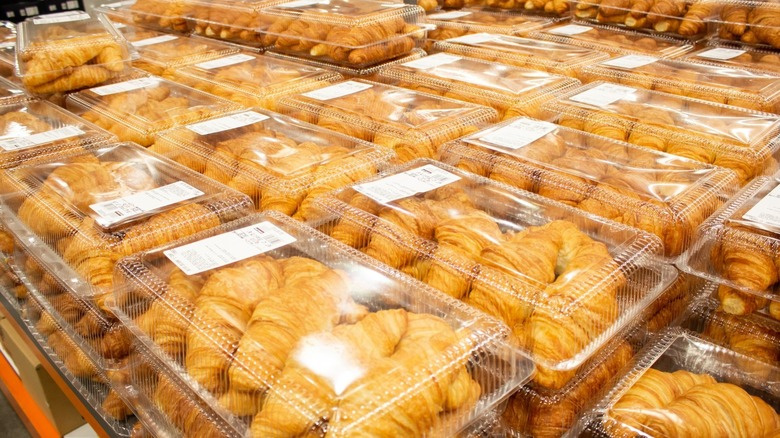 Costco Croissant హాక్ మీకు ఎప్పటికీ తెలియదు