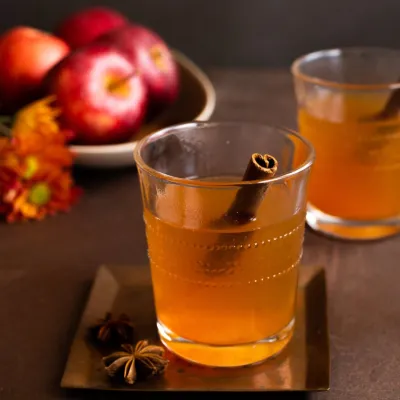 Didelės partijos karštas burbono kokteilis su klevų ir obuolių sidru