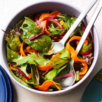 Salad Sayur Akar & Sayuran Hijau dengan Vinaigrette Jeli Lada Merah