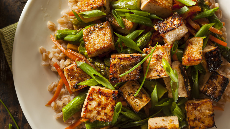   Smażone tofu i warzywa na białym talerzu