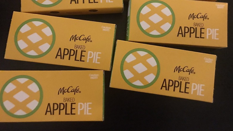   De nombreux McDonald's apple pie boxes on black