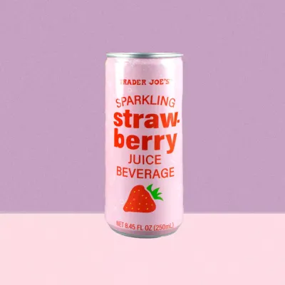 ट्रेडर जोचे लिमिटेड-एडीशन स्पार्कलिंग स्ट्रॉबेरी ज्यूस हा उन्हाळ्यातील पेयांसाठी सर्वोत्तम मिक्सर आहे
