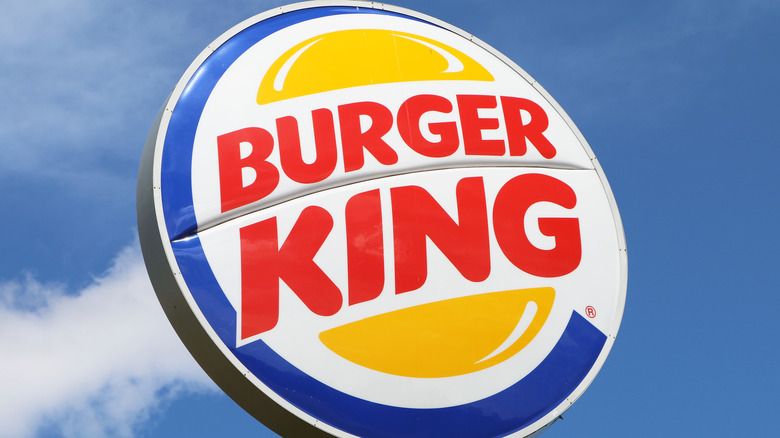 Znak Burger King z niebieskim niebem