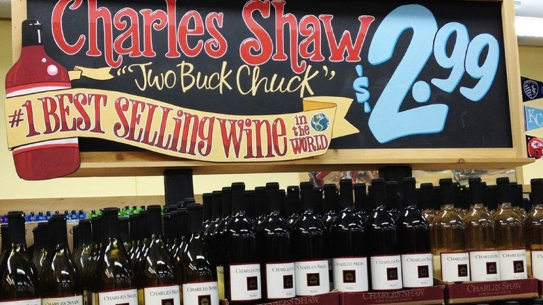  Anggur Charles Shaw di rak