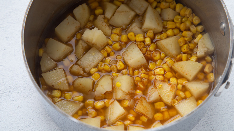   pommes de terre et maïs dans une casserole