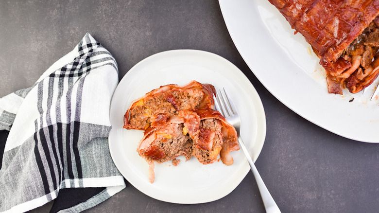 Meatloaf dibungkus bacon dengan garpu