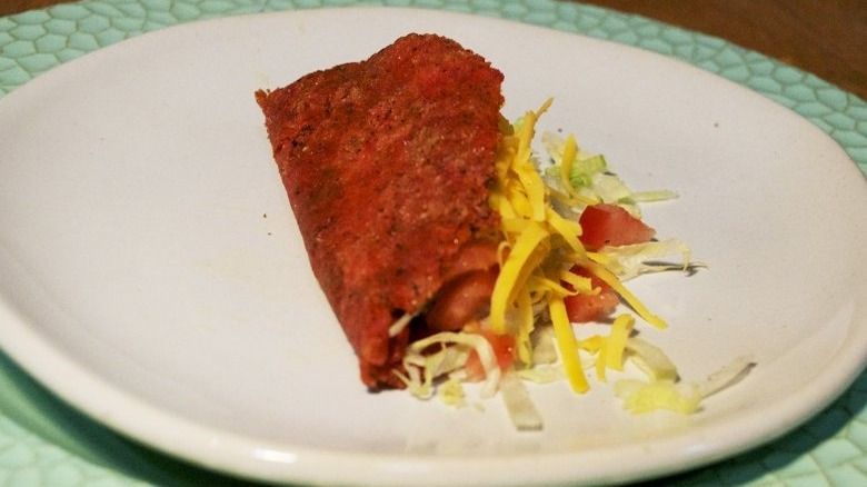 Taco dalam cangkang merah di piring