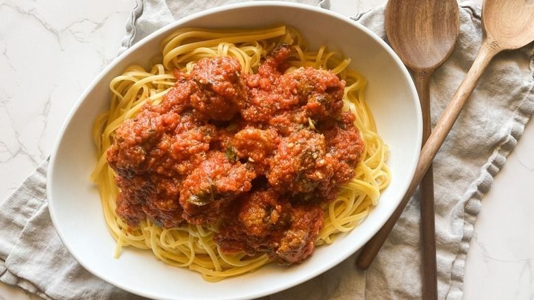Semangkuk spaghetti dan bakso