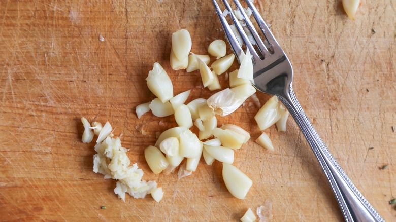 siung bawang putih tumbuk untuk kentang fingerling panggang