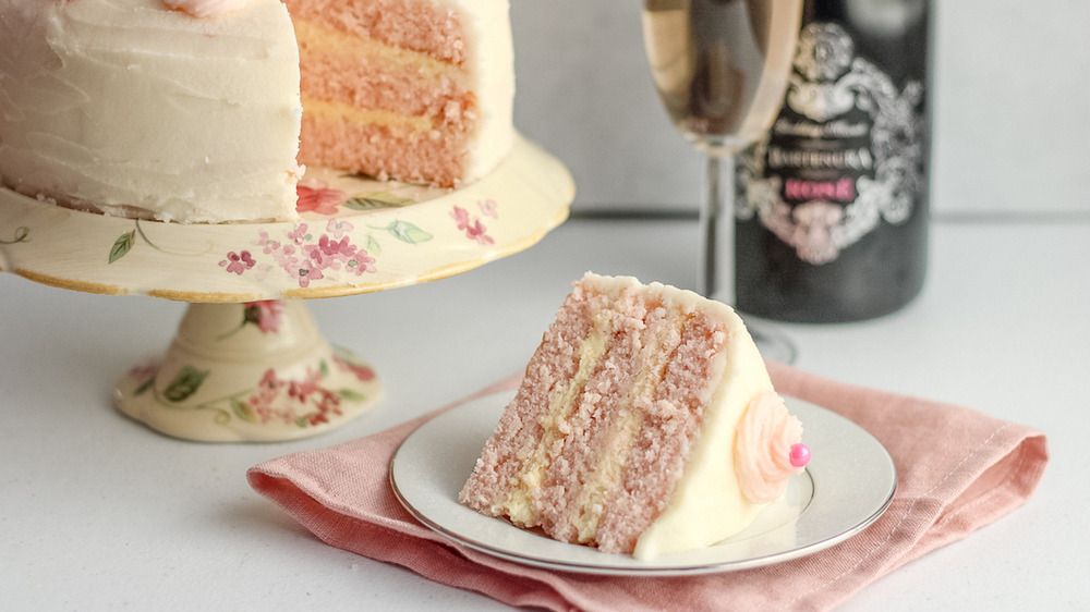 El mejor pastel de champán rosado clásico que jamás hayas comido