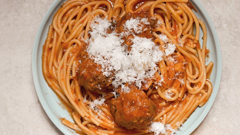 Przepis na spaghetti i klopsiki instant, który sprawi, że Twoja rodzina będzie prosić o kilka sekund