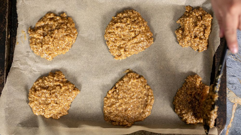 Biscuits au beurre d'arachide sans cuisson sur une plaque à pâtisserie