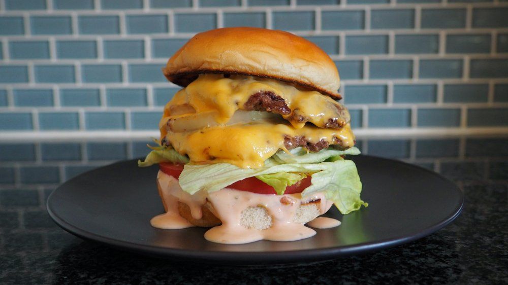 Burger Copycat In-N-Out le haghaidh Eispéireas Tiomáint Sa Bhaile