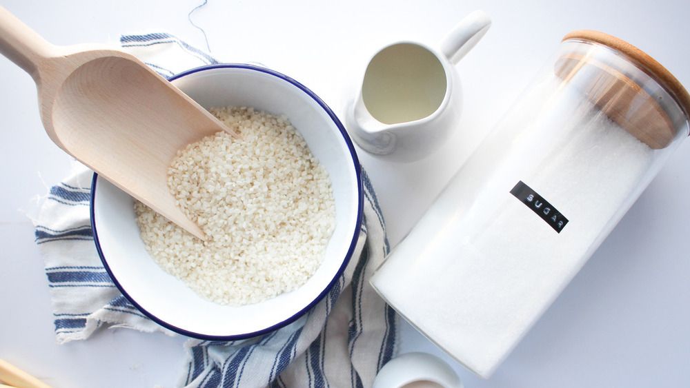 Ingrédients de la recette de riz au lait sur un comptoir