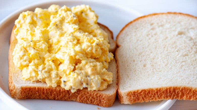 resep salad telur di atas roti
