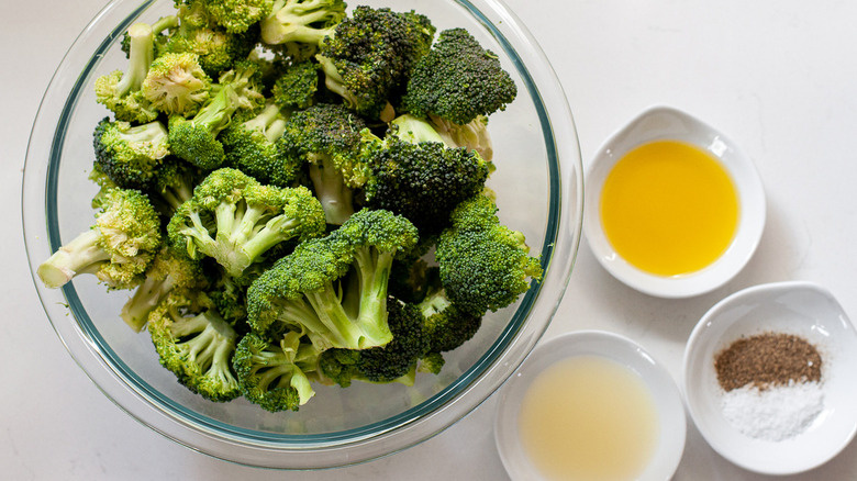   ingrédients pour le brocoli cuit à la vapeur