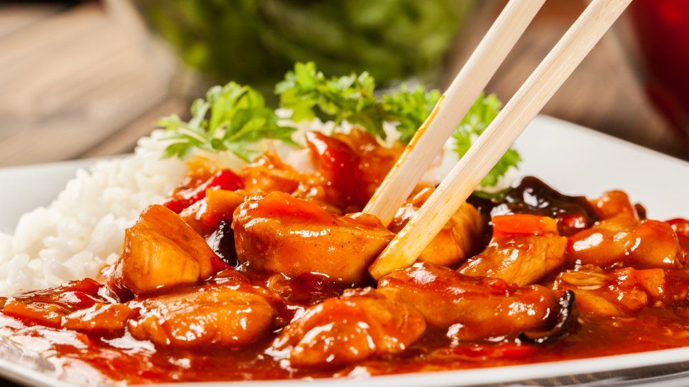 Nie zamawiaj kurczaka słodko-kwaśnego w chińskiej restauracji. Dlatego