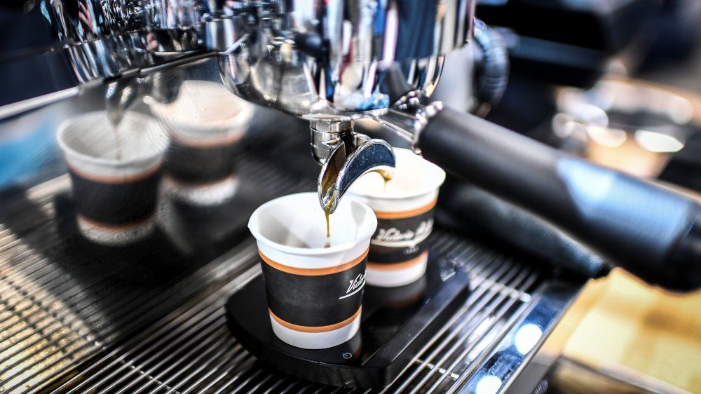 espresso dibuat di kedai kopi coffee