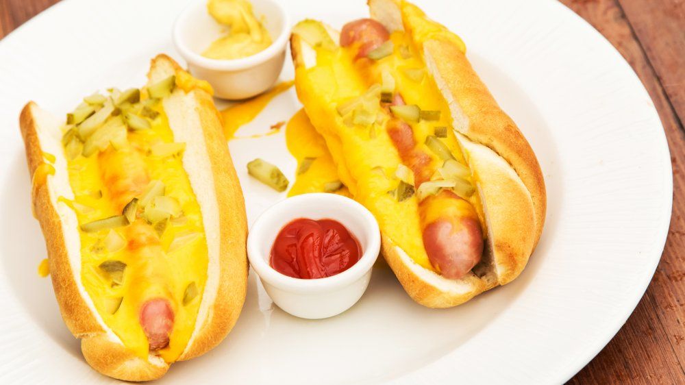 hotdog dengan saus keju