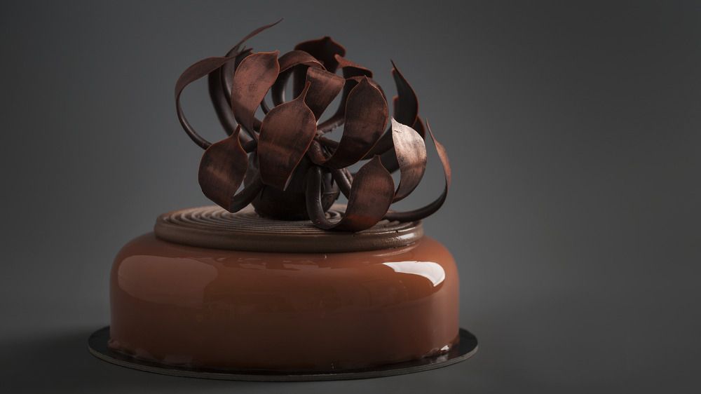 Čokoladna torta prelivena čokoladnom skulpturom