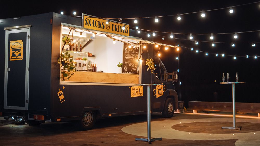Snimak zaslona kamiona za hranu s ukrasnim svjetlima s The Great Food Truck Race