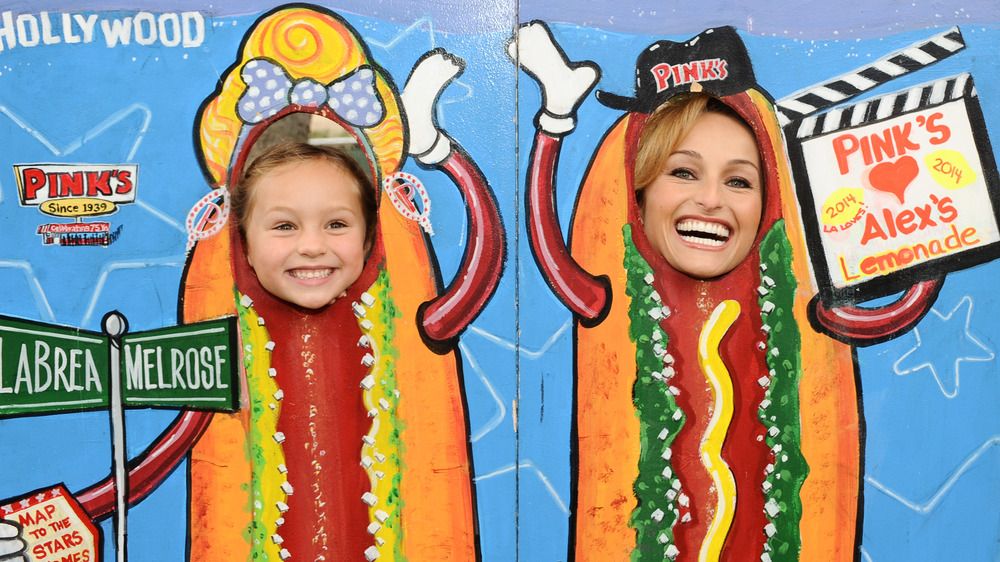 Giada De Laurentiis et Jade Thompson derrière une découpe de hot-dog