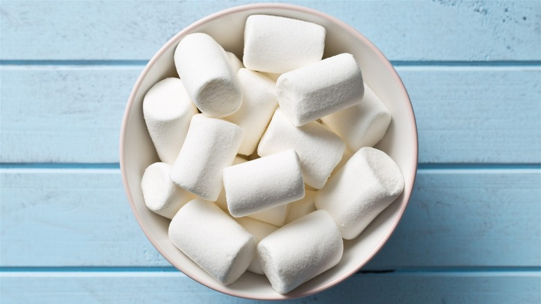 Jak stopić pianki marshmallow w zaufanej kuchence mikrofalowej
