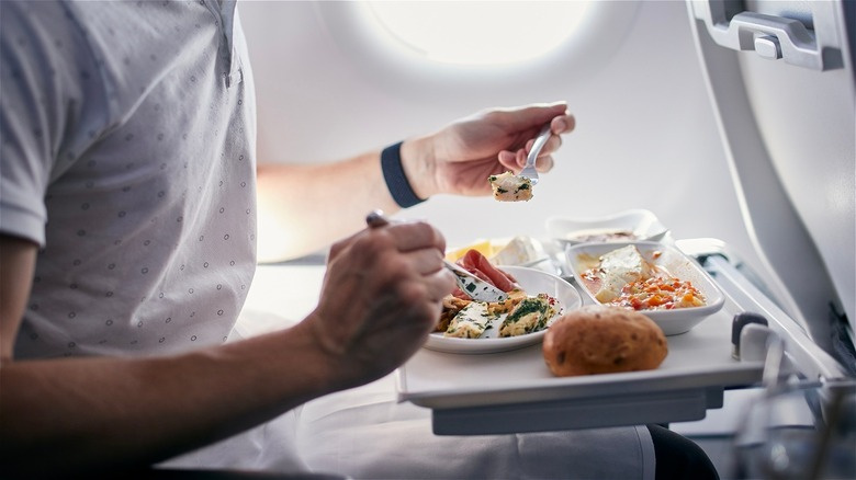 Sprytny hack do jedzenia w samolocie, który jest tak prosty, że aż genialny